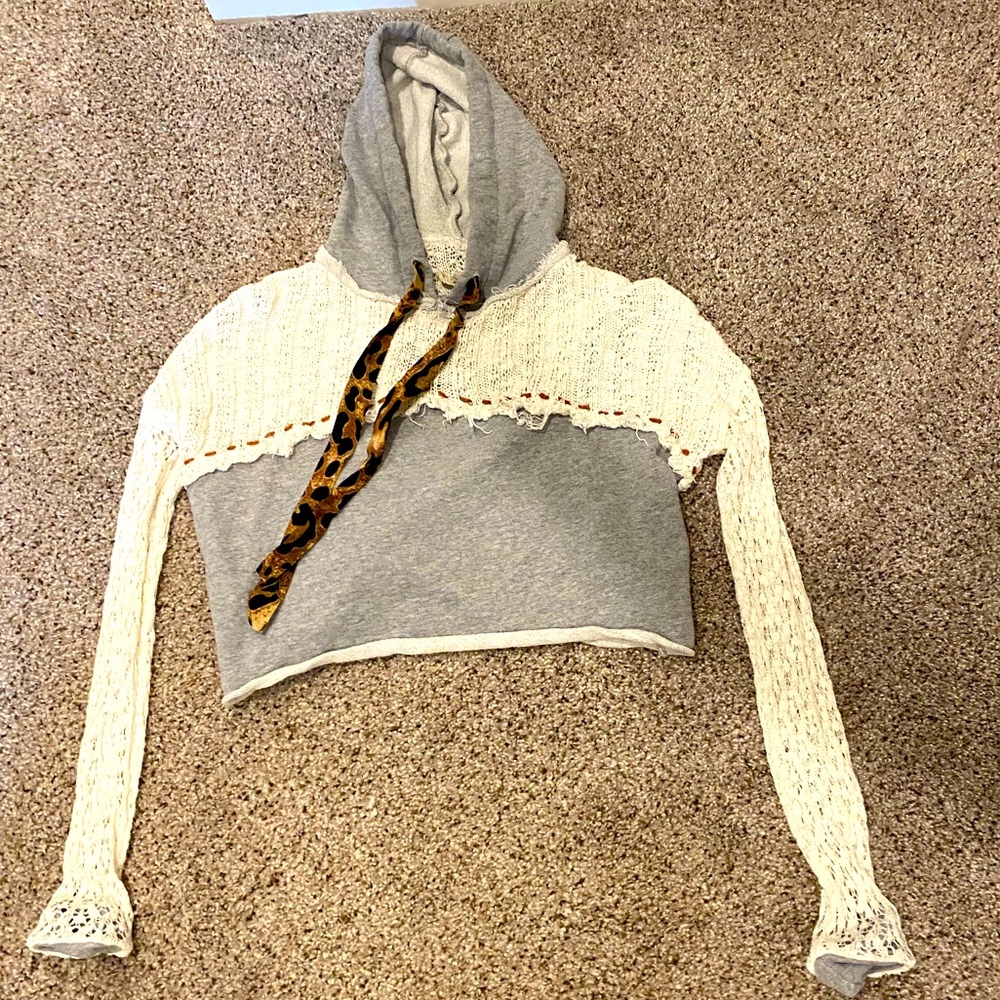 Nodded top from gimmicks with a sweater top and shirt bottom with cheetah print